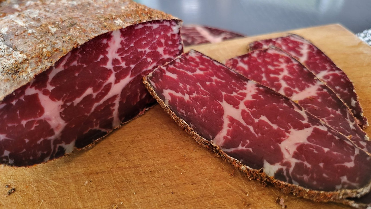 8eaa3b_9adb5da7ed614db7b31a269f3ffddd97~mv2 BG Wagyu Телешка Пастърма - Image 1